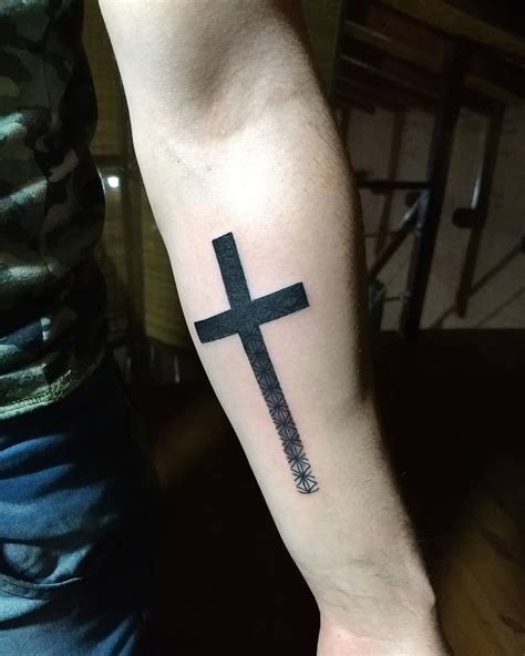 tatuaje cruz antebrazo|101 ideas e inspiraciones para un tatuaje en el。